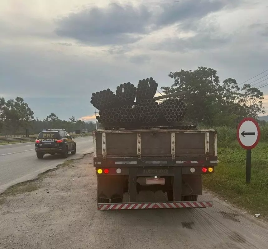 Carreta com tubos de aço soltos é autuada na Dutra