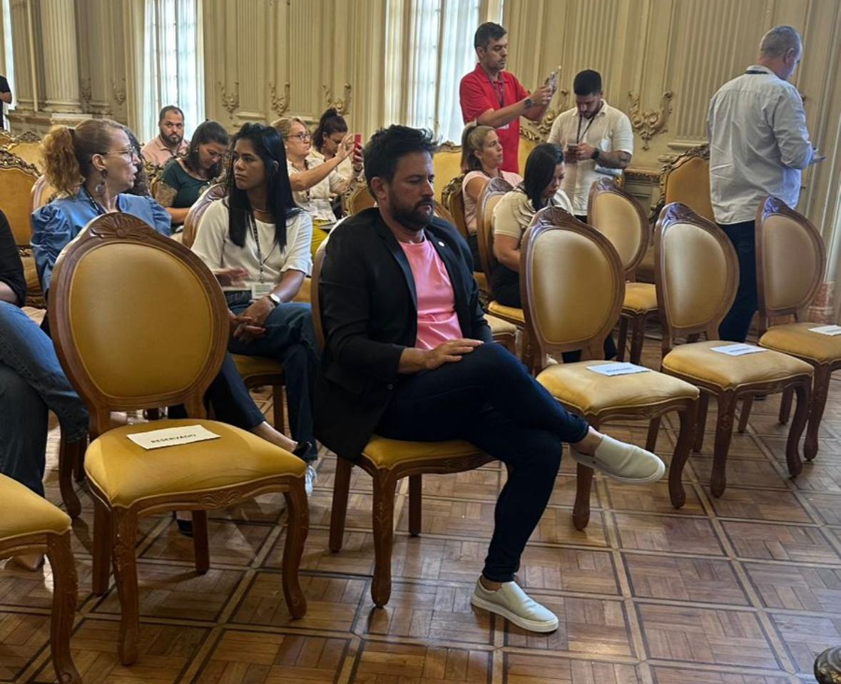 Poucos vereadores participaram do cursinho de boas-vindas preparado pela Câmara do Rio 53 No Salão Nobre da Câmara, muitos assessores e poucos vereadores: cursinho terminou nesta sexta