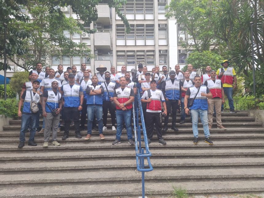 Agentes do Segurança Presente protestam na Uerj contra salários atrasados