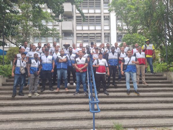 Agentes do Segurança Presente protestam na Uerj contra salários atrasados 48 Agentes do Segurança Presente protestam na Uerj contra salários atrasados