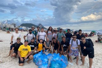 Pedro Duarte e turma do MBL recolhem lixo nas areias de Copacabana