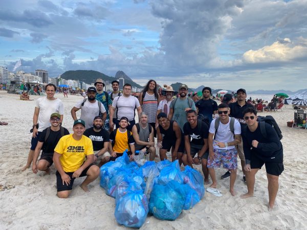 Pedro Duarte e turma do MBL recolhem lixo nas areias de Copacabana