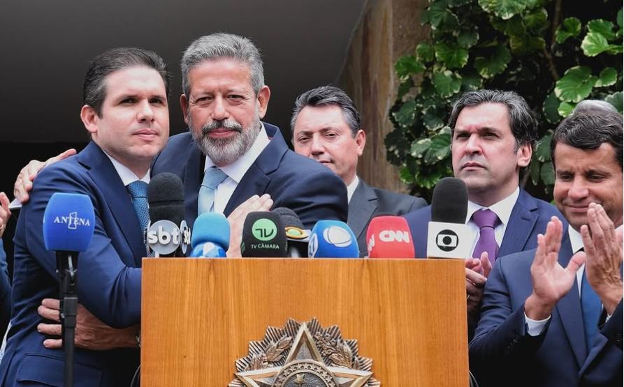 Vetos ao Propag e o número de deputados do Rio: o cardápio do jantar de Hugo Motta 47 Dr. Luizinho (à esquerda) aplaude o anúncio do apoio do atual presidente da Câmara, Arthur Lira, à eleição de Hugo Motta: deputado do Rio vai pedir o apoio do futuro mandachuva da Câmara ao seu projeto