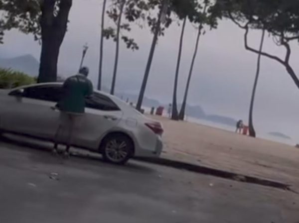 Leonel de Esquerda bate de frente com flanelinha que cobra R$ 50 por vaga; veja o vídeo 50 Leonel de Esquerda bate de frente com flanelinha que tentou cobrar R$ 50