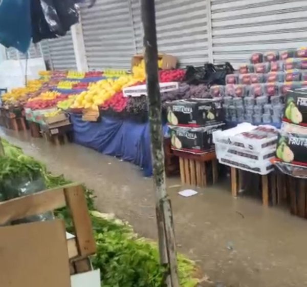 Tempestade atinge Região Metropolitana do Rio e provoca alagamentos; veja vídeo