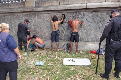 Armas brancas são apreendidas com pessoas em situação de rua em ação na Glória