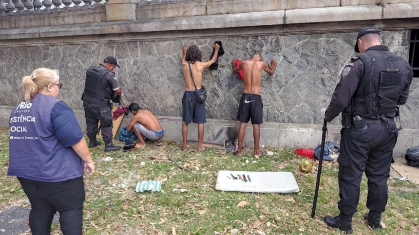 Armas brancas são apreendidas com pessoas em situação de rua em ação na Glória