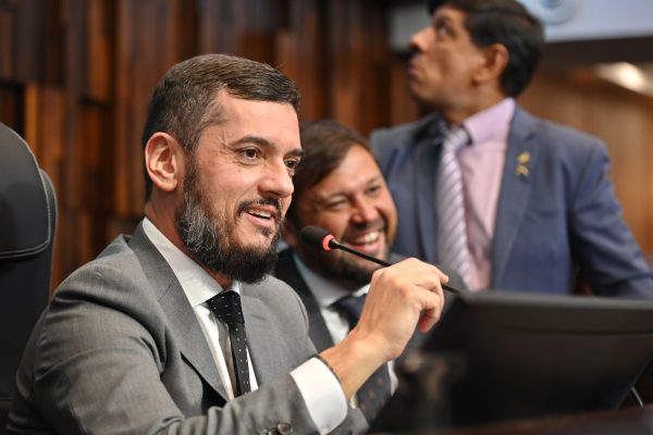 Rodrigo Bacellar registra chapa para reeleição à presidência da Alerj