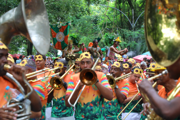 Enquanto o Rio se prepara para a folia oficial do carnaval, com 482 blocos cadastrados e uma agenda que se estende por 37 dias, os desfiles não oficiais também tomam conta das ruas da cidade. Os blocos independentes surgem em diferentes pontos da cidade.