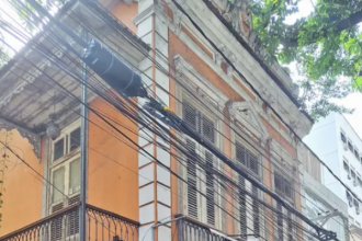 Com a fachada pichada e deteriorada, o casarão localizado no número 190 da rua Sorocaba, em Botafogo, que já abrigou o Tempo Glauber — espaço para a preservação da memória de Glauber Rocha e do Cinema Nacional — enfrenta uma situação de abandono e constantes invasões.