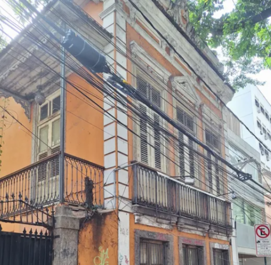 Com a fachada pichada e deteriorada, o casarão localizado no número 190 da rua Sorocaba, em Botafogo, que já abrigou o Tempo Glauber — espaço para a preservação da memória de Glauber Rocha e do Cinema Nacional — enfrenta uma situação de abandono e constantes invasões.