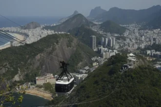 Chegou o verão: Paes autoriza uso de bermudões para servidores e motoristas