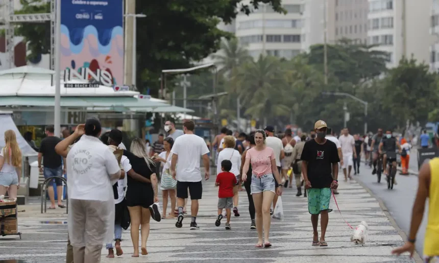 'Para gringo é mais caro?': cariocas também sentem no bolso os preços do verão