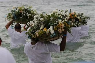 Para as religiões de matriz africana, dia dois de fevereiro também é dia de Iemanjá. A festa da orixá do mar é celebrada em todo o Brasil, e ganha ainda mais força no litoral ou em localidades portuárias — como o Rio de Janeiro. O "Bora Lá" deste primeiro final de semana de fevereiro, vai até as areias da Praia do Arpoador, na Zona Sul, para uma celebração que, segundo os organizadores, espera até 25 mil pessoas.