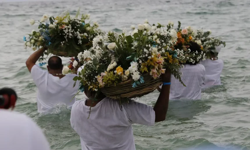 Para as religiões de matriz africana, dia dois de fevereiro também é dia de Iemanjá. A festa da orixá do mar é celebrada em todo o Brasil, e ganha ainda mais força no litoral ou em localidades portuárias — como o Rio de Janeiro. O "Bora Lá" deste primeiro final de semana de fevereiro, vai até as areias da Praia do Arpoador, na Zona Sul, para uma celebração que, segundo os organizadores, espera até 25 mil pessoas.