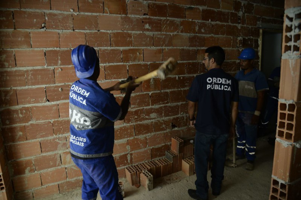 A Secretaria de Ordem Pública (Seop) iniciou, nesta segunda-feira (27), a demolição de um prédio residencial de três andares, construído irregularmente no Recreio - Foto: Seop