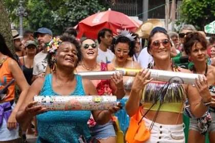 Para 2025, o carnaval de rua do Rio contará com 42 novos blocos, segundo a lista oficial divulgada recentemente pela Prefeitura. Eles começam a se apresentar na cidade no próximo dia 09 de fevereiro, três semanas antes da folia oficial.