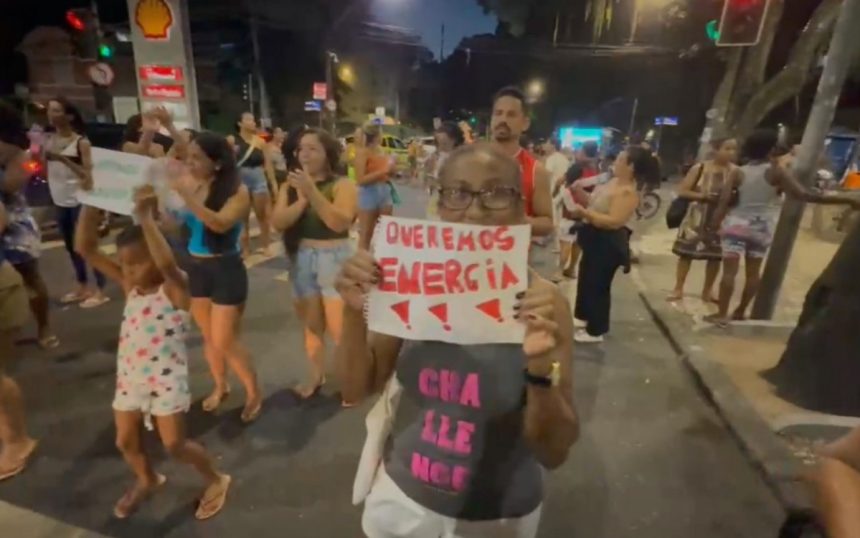 Sem energia há dois dias, moradores do Santa Marta protestam em Botafogo