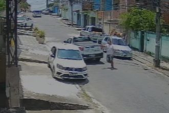 Carro da Águas do Rio é roubado e usado em outro assalto na Zona Norte; vídeo