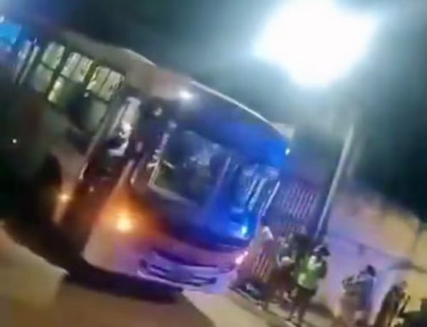 Polícia prende 14 em churrasco da milícia na Baixada; grupo é levado de ônibus 51 Polícia prende 14 em churrasco da milícia na Baixada Fluminense