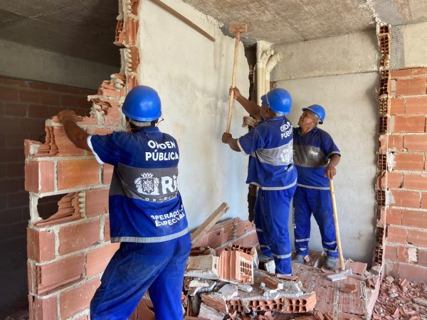 Prédio irregular avaliado em R$ 7 milhões é demolido no Recreio
