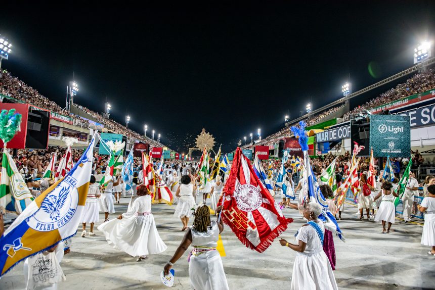 Com muita folia e lavagem da Sapucaí, escolas encerram ensaios para o carnaval