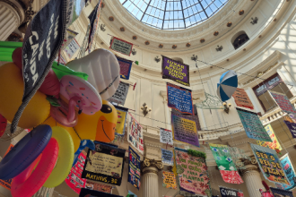 Pular o carnaval não é para todo mundo. Para aqueles que preferem evitar os blocos e desfiles, o Centro Cultural Banco do Brasil (CCBB) do Rio tem a solução. E nada melhor para fugir da agitação e do calor que as artes plásticas, cênicas, cinematográficas e, claro, um ar-condicionado.