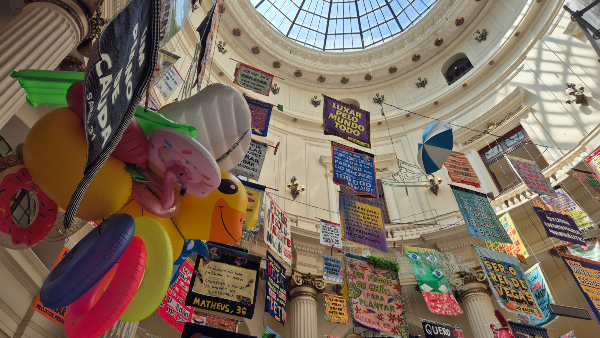 Pular o carnaval não é para todo mundo. Para aqueles que preferem evitar os blocos e desfiles, o Centro Cultural Banco do Brasil (CCBB) do Rio tem a solução. E nada melhor para fugir da agitação e do calor que as artes plásticas, cênicas, cinematográficas e, claro, um ar-condicionado.