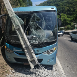 Ônibus bate em poste e complica trânsito na RJ-104, em Niterói