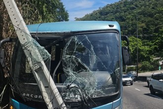 Ônibus bate em poste e complica trânsito na RJ-104, em Niterói