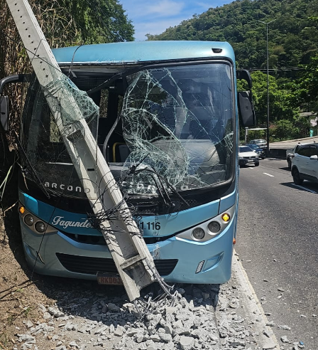 Ônibus bate em poste e complica trânsito na RJ-104, em Niterói