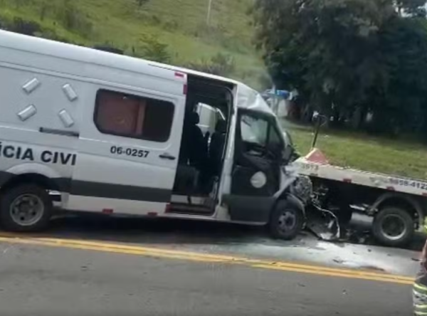 Acidente com viatura que transportava presos deixa sete feridos em Barra do Piraí