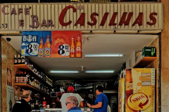 Mudança no icônico letreiro de bar em Copacabana gera indignação no Rio