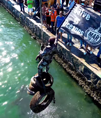 Mais de 400 pneus são retirados do Canal do Itajuru, em Cabo Frio; vídeo