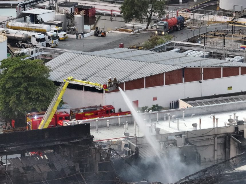 Após 28 horas, bombeiros finalizam combate ao incêndio na Ilha do Governador