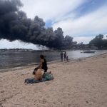 A coluna de fumaça provocada pelo incêndio na fábrica de óleos Moove, na Ilha do Governador, pode ser vista à distância