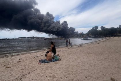 A coluna de fumaça provocada pelo incêndio na fábrica de óleos Moove, na Ilha do Governador, pode ser vista à distância