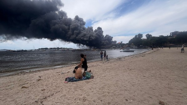 A coluna de fumaça provocada pelo incêndio na fábrica de óleos Moove, na Ilha do Governador, pode ser vista à distância