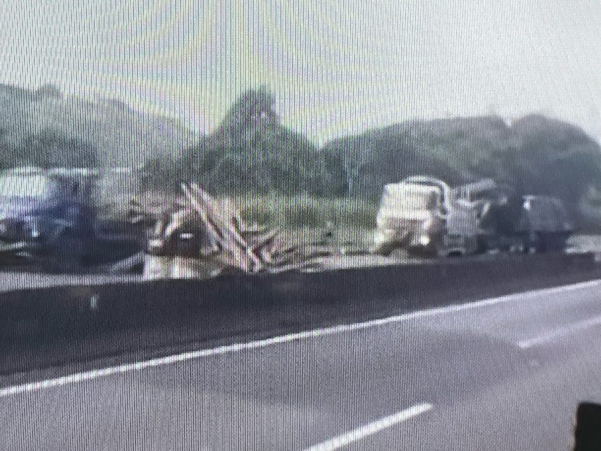 Acidente entre três carretas deixa engarrafamento de 21 km na Dutra