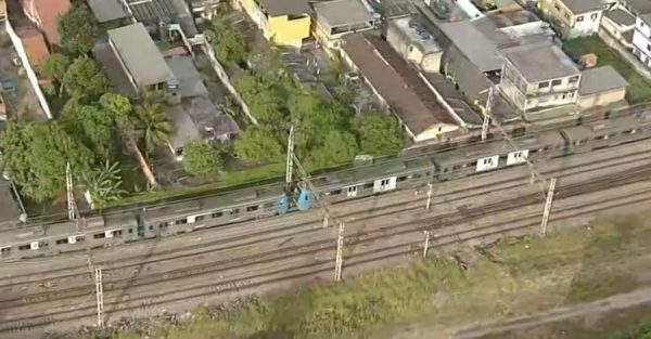 Trens do ramal de Saracuruna são suspensos; passageiros caminham pelos trilhos