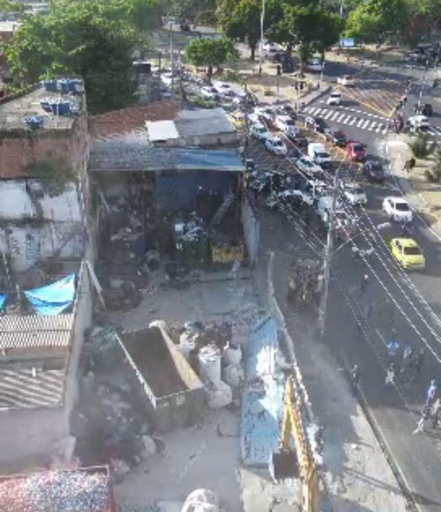 Ferro-velho ilegal é demolido no Maracanã; prejuízo estimado em R$ 1,5 milhão