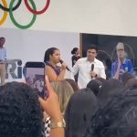 Mãe pega microfone em evento da prefeitura e deixa Ferreirinha em saia-justa; vídeo