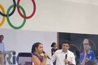 Mãe pega microfone em evento da prefeitura e deixa Ferreirinha em saia-justa; vídeo