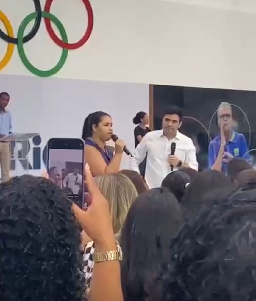 Mãe pega microfone em evento da prefeitura e deixa Ferreirinha em saia-justa; vídeo