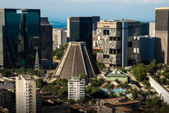 O Ministério Público Federal (MPF) abriu um inquérito civil para apurar os critérios adotados pelo Banco Nacional de Desenvolvimento Econômico e Social (BNDES) no financiamento de estudos e projetos urbanísticos para o Centro do Rio de Janeiro, bem como os procedimentos para estabelecer diálogo com a sociedade civil.