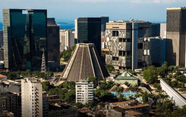 O Ministério Público Federal (MPF) abriu um inquérito civil para apurar os critérios adotados pelo Banco Nacional de Desenvolvimento Econômico e Social (BNDES) no financiamento de estudos e projetos urbanísticos para o Centro do Rio de Janeiro, bem como os procedimentos para estabelecer diálogo com a sociedade civil.