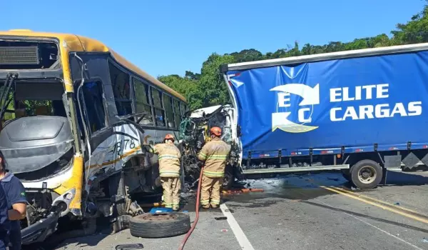 Segundo a Polícia Rodoviária Federal (PRF), o acidente deixou ao todo, nove vítimas leves e uma vítima em estado grave. Não há registro de óbito. As vítimas foram socorridas no Hospital de Paraíba do Sul, Hospital de Três Rios e UPA de Três Rios.