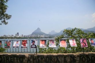 Cartazes da ONG Rio de Paz de crianças mortas por bala perdida são recolocadas na Lagoa