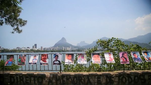 Cartazes da ONG Rio de Paz de crianças mortas por bala perdida são recolocadas na Lagoa