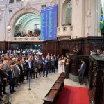 Casa cheia, de votos e de calor humano: os bastidores da reeleição de Rodrigo Bacellar na presidência da Assembleia Legislativa